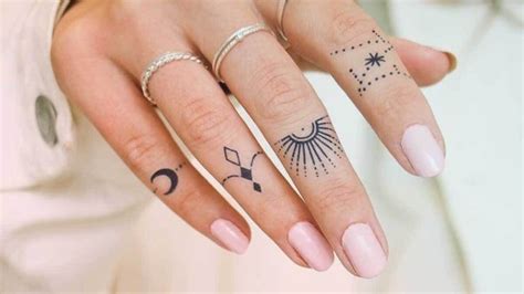 tatuajes para los dedos de mujer|tatuajes de dolidos.